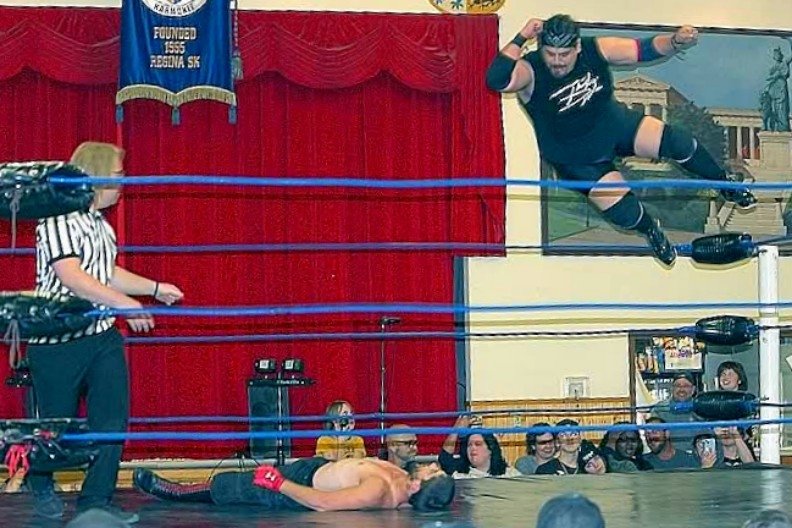 ThryllinDylan's tweet image. Droppin&apos; elbows since 2000