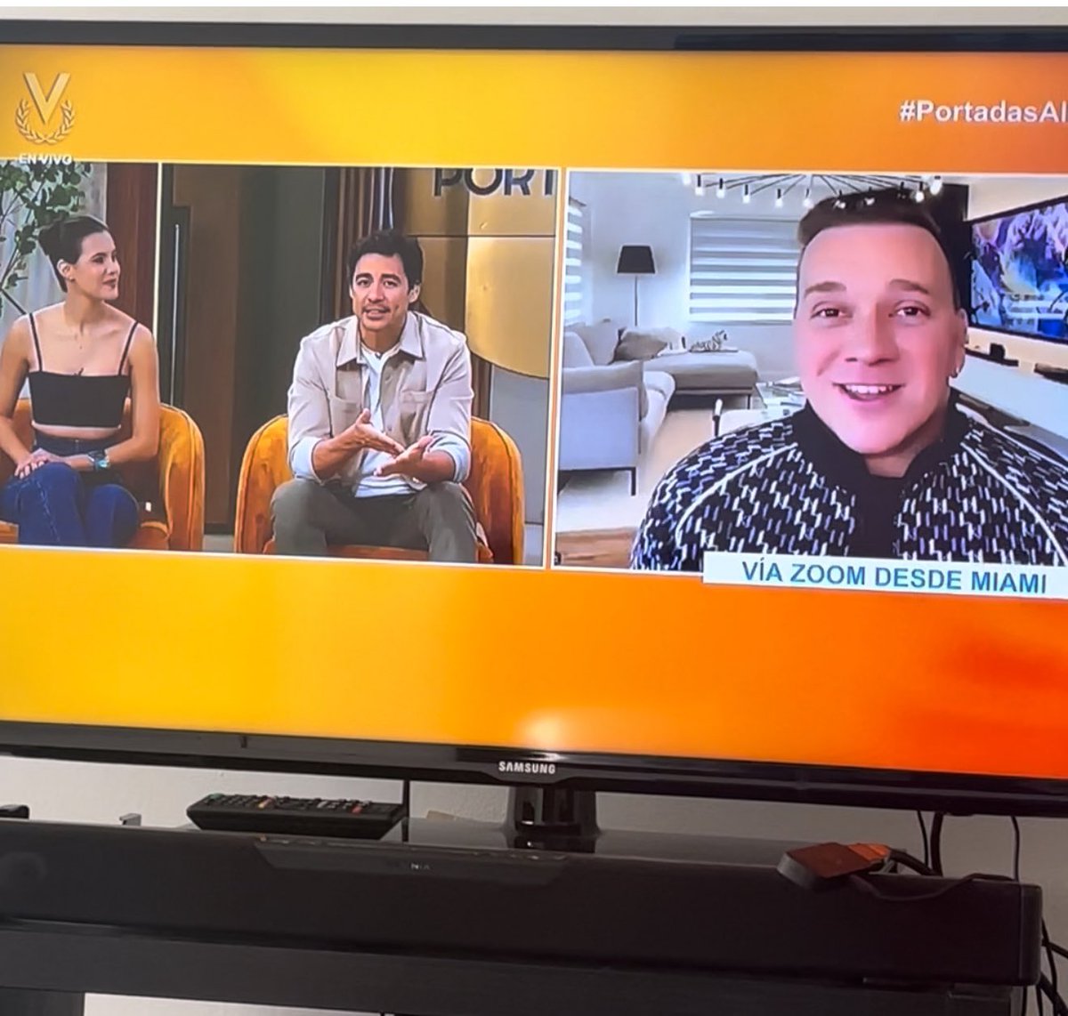 Hace minutos en <a href="/venevision/">Venevision</a> hablando sobre los Premios Juventud 😀 Gracias por la invitación <a href="/portadas_vv/">Portadas Venevision</a> ❤️