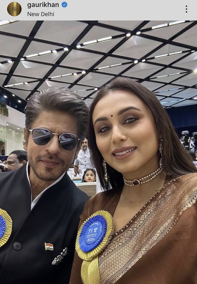 heyyshonaaaa's tweet photo. THEY CLICKED A SELFIE ND SENT IT TO GAURI 😭🥺💗
#ShahRukhKhan𓀠 #Rani https://t.co/QwYvF0Z7cj