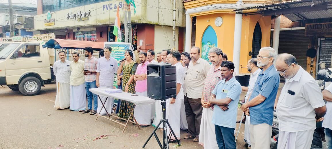 കാട്ടകാമ്പാൽ മണ്ഡലം കോൺഗ്രസ് കമ്മിറ്റിയുടെ നേതൃത്വത്തിൽ വോട്ട് ചോരി സർക്കാരിനെതിരെ രാഹുൽഗാന്ധി നടത്തുന്ന പ്രക്ഷോഭത്തിന് ഐക്യധാർഢ്യവുമായി "Vote Chori Signature campaign" നടത്തിയത് ഉദ്ഘാടനം ചെയ്തു .