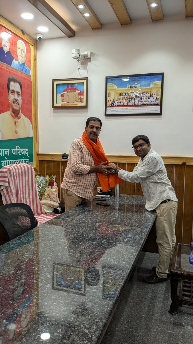 आज बनजारी स्थित आवासीय कार्यालय पर मुझे मुखिया श्री संदीप कुमार सिंह जी एवं श्री सुनील सिंह जी द्वारा अंगवस्त्र प्रदान कर सम्मानित किया गया।
यह मेरे लिए अत्यंत गौरवपूर्ण क्षण रहा। मैं ह्रदय से आभार प्रकट करता हूँ कि आपने मुझे इस स्नेह व सम्मान के योग्य समझा। ऐसे प्रेरणास्पद