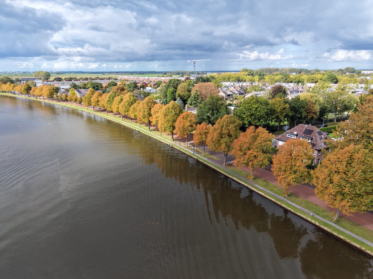 Fraaie herfstkleuren met zon maar ook buien in Alphen aan den Rijn <a href="/BuienRadarNL/">Buienradar</a> <a href="/jordiweerman/">Jordi Huirne</a> <a href="/onwukaa/">Amara Onwuka</a> <a href="/WilliamHuizinga/">William Huizinga</a> <a href="/weermanrobert/">➡️ Robert de Vries</a>
