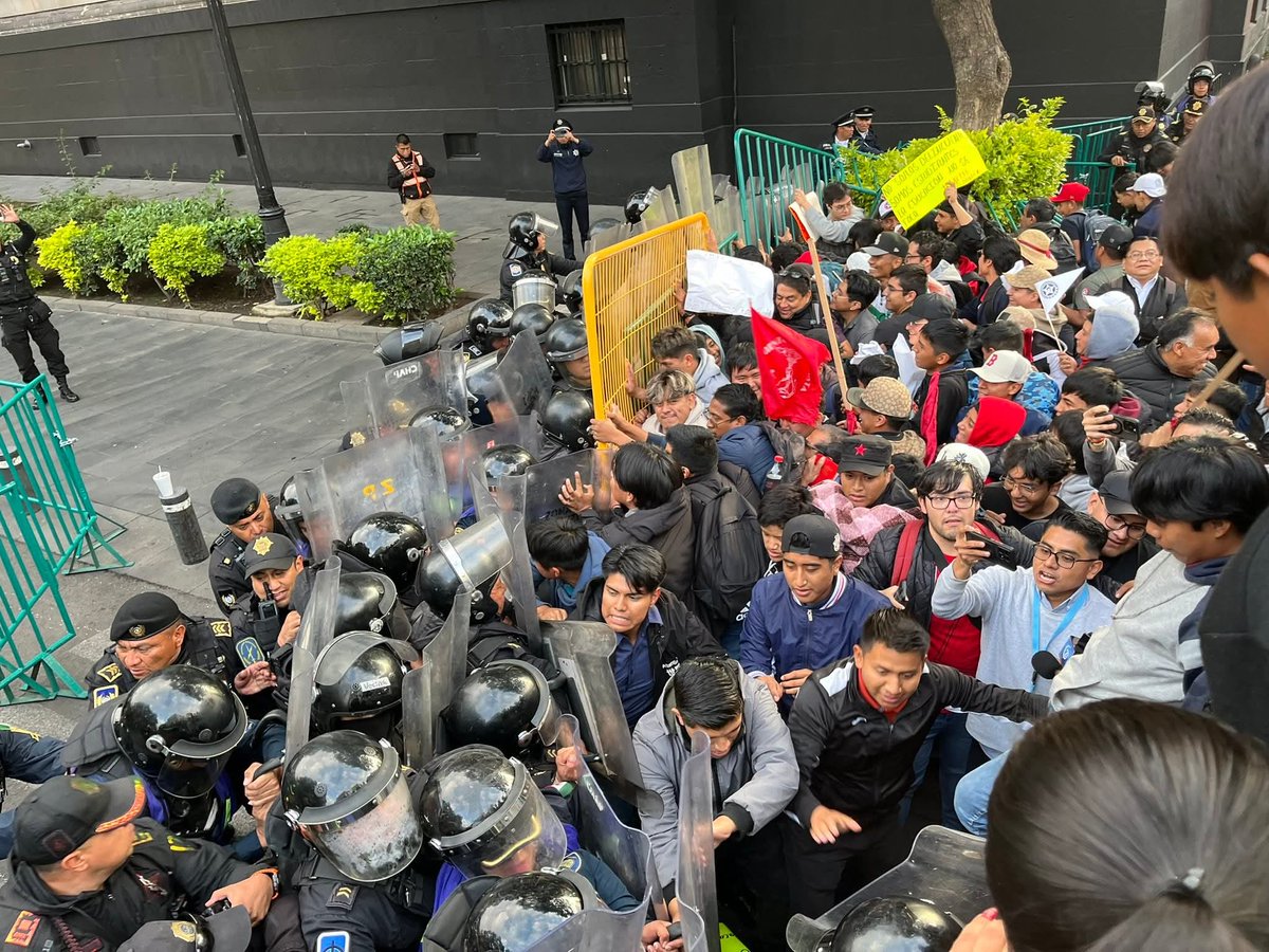 #GobMxIgnoraAEstudiantes 😠
#4TReprimeEstudiantesDeOax
 ¡Sheinbaum se cierra a escuchar a los estudiantes! 
Está mañana recibimos un zócalo rodeado de policías ante un manifestación PACÍFICA de estudiantes que exigen se detenga su asedio en #Oaxaca.