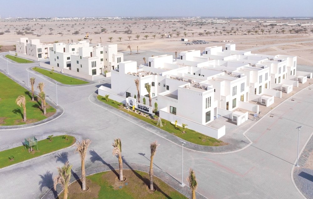 وزارة الإسكان تضيق الخيارات أمام المواطن ليبقى خيار واحد الشراء من مطور عقاري حتى ولـو صغرت المساحة وارتفع السعر

أتحـدث هـنا عـن قروض سكنية مجمدة بلا حل وعن آلاف الطلبات المتراكمة في صلالة بلا معالجة أتحدث عن معاناة مواطن منتظر

(للعلم لدي ارض ولا لي مصلحة غير إيصال صوت المواطن)