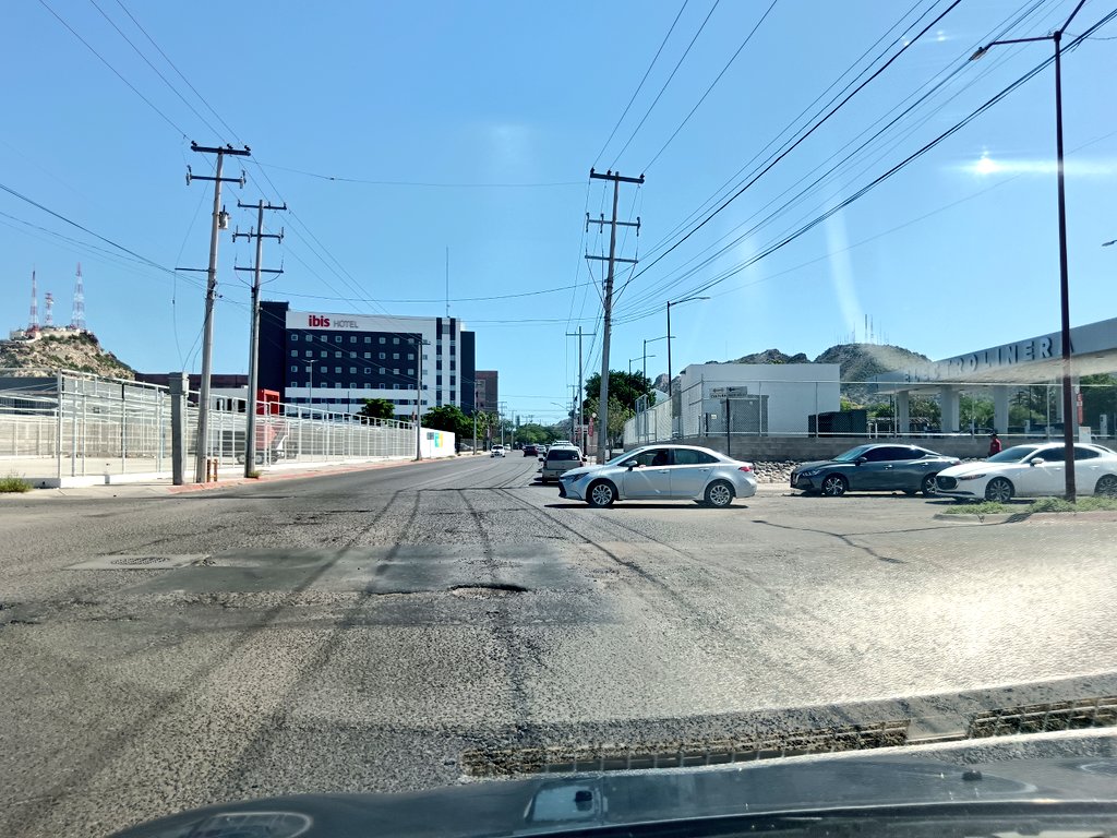 Buen día <a href="/aguahermosillo/">Agua de Hermosillo</a> <a href="/DGDI_Hmo/">Desarrollo de Infraestructura</a> <a href="/HermosilloGob/">Gobierno de Hermosillo</a> 

En Cultura y Paseo Río Sta Cruz hace semanas se reparó una fuga, pero tanto el carril central como el de izquierda (el de entrada a CIAS Sur ISSSTESON) tienen baches y hoyos (no alcanzan a salir todos en la foto)¿pueden atender?