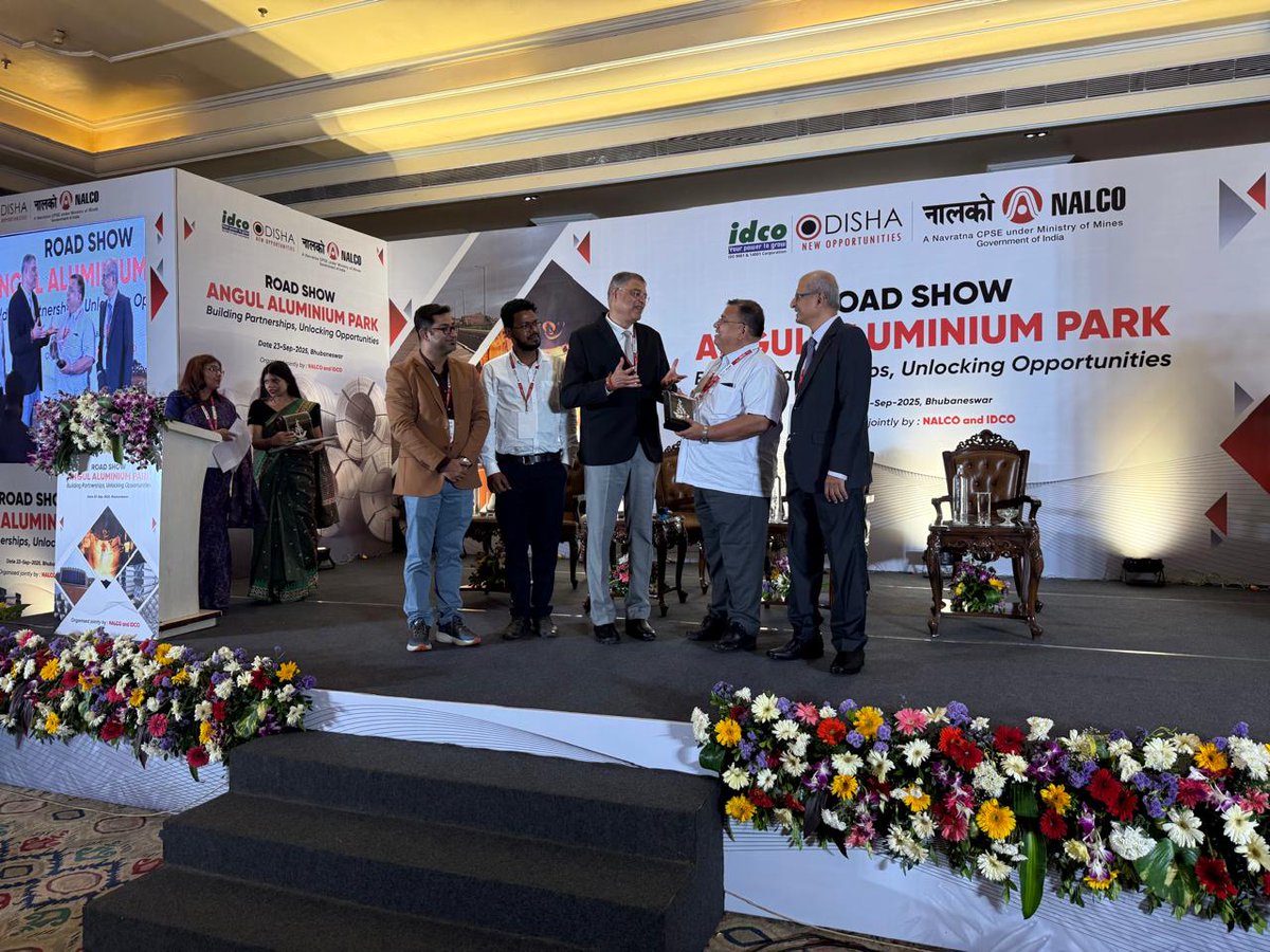 Shri Ali Kishore Patnaik, Advisor, UCCIL Board, was felicitated by Shri Jagdish Arora, Director, NALCO, for his presentation on behalf of UCCIL and other associations in the NALCO Aluminium Park Roadshow held on September 23rd at Hotel Swosti Premium.