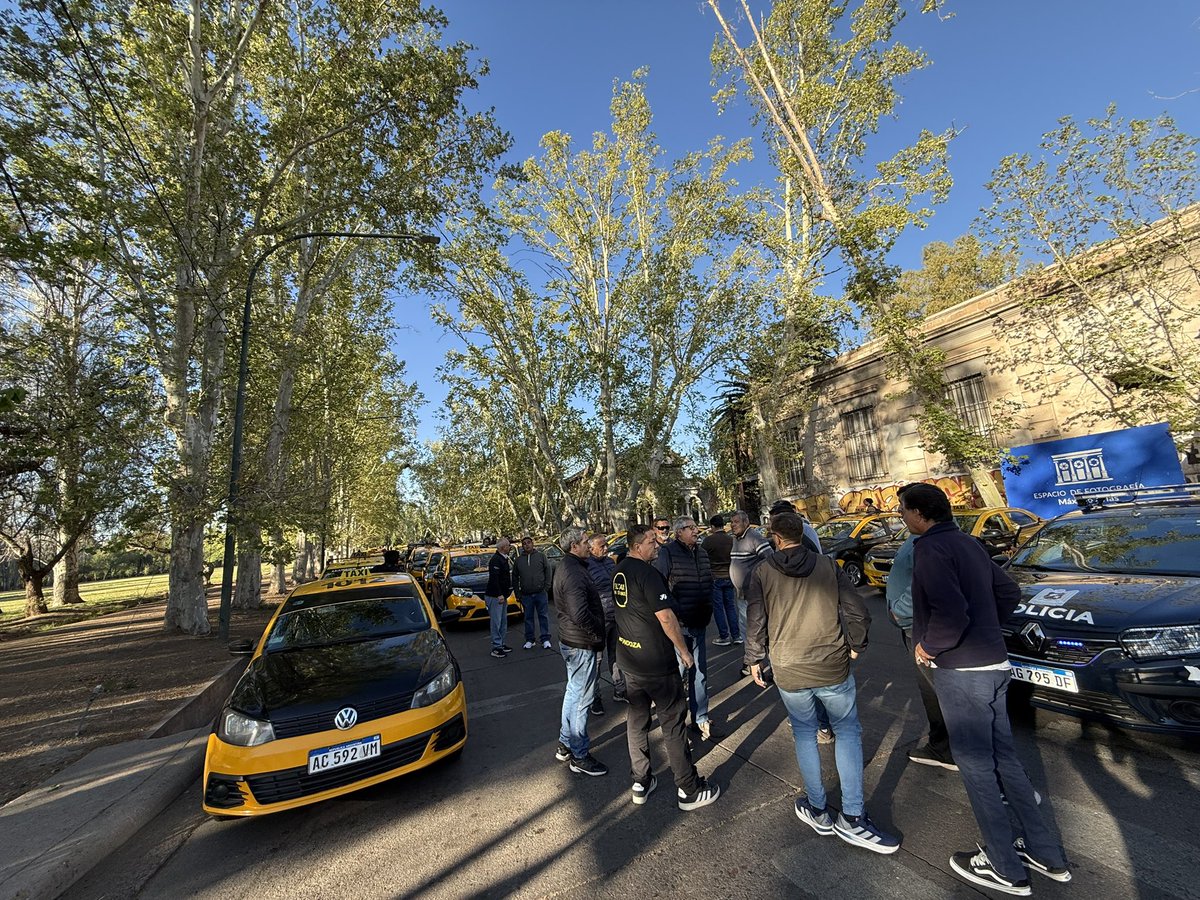 TAXISTAS se movilizan al nudo vial porque esperaban que los recibiera el ministro Mema y no los recibió. Caos vehicular. El petitorio fue recibido por Santiago Suárez, jefe de gabinete.
