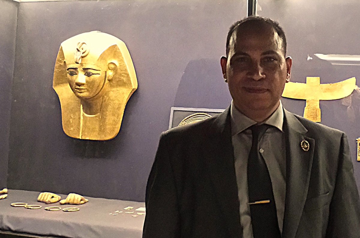 صورة للتاريخ ولن تتكرر مع الأسورة المفقودة اللى ساحت وراحت- على يسار الصورة قناع الملك أمون إم اوبت وتحته الأربع أساور والتى أصبحت ثلاثة فقط تلآن وفقدت واحد الى الأبد بكل الأسف والكل يعرف تفاصيل القصة الشهيرة 
المتحف المصرى- أحمد سلامه -مؤسس  @wonderfulegypt.top1