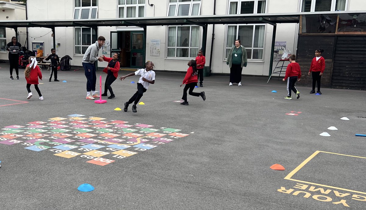 Ggibbonsps's tweet image. 🏏 Fantastic fun at today’s @platformLDN1 lesson!

Children built skills in batting, bowling &amp;amp; fielding while growing confidence &amp;amp; teamwork 👏
Not just cricket—it’s resilience, focus &amp;amp; cheering each other on 🎉
#Cricket #SchoolSport #ActiveKids