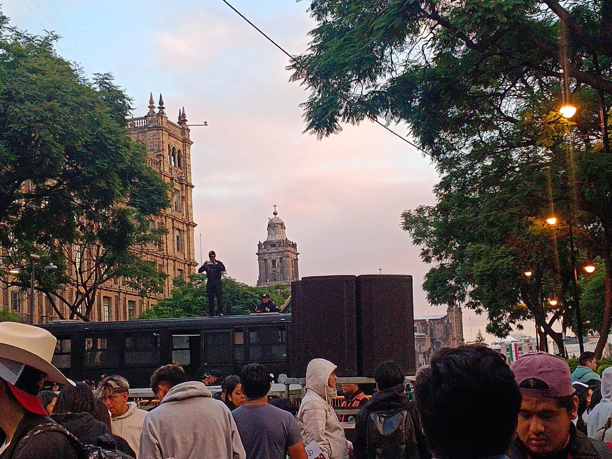 La represión no es la solución. Exijamos al gobierno que escuche las demandas de los estudiantes de Oaxaca y resuelva sus problemas. #GobMxIgnoraAEstudiantes #4TReprimeEstudiantesDeOax