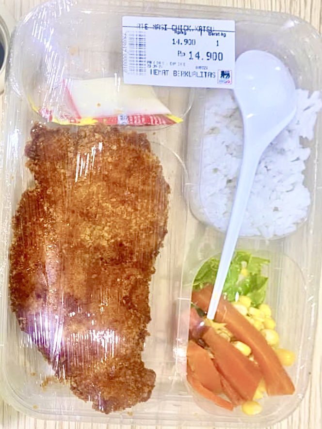 Masih lebih murah 100 rupiah daripada anggaran seporsi MBG tapi jelas lebih menarik mata, ukuran lauk lebih besar dan mungkin sensasi rasa sama enak atau malah lebih enak. Inipun pasti Superindo sudah mengutip profit selayaknya.