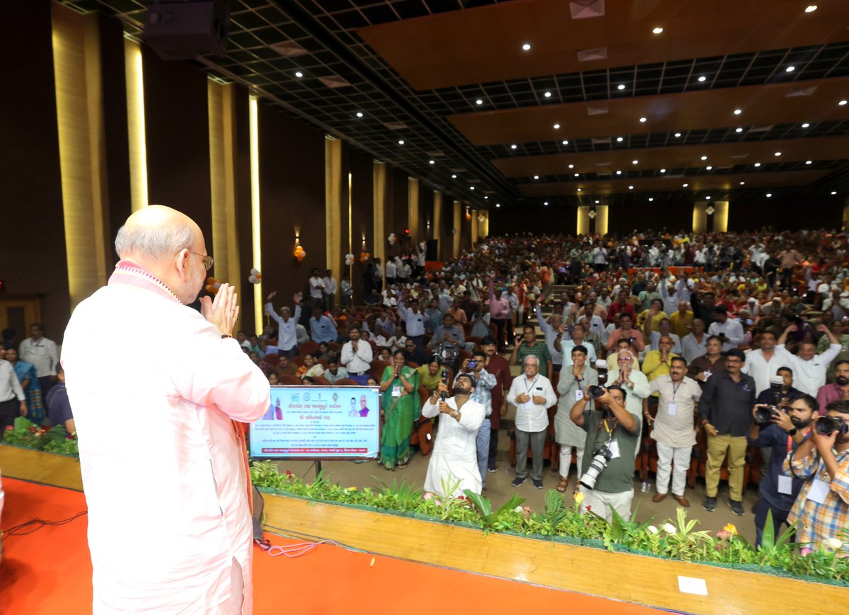AmitShah's tweet photo. આજે ગુજરાતમાં કલોલ નગરપાલિકાના ₹144 કરોડના વિવિધ વિકાસ પ્રોજેક્ટ્સના શિલાન્યાસ અને લોકાર્પણ કર્યું. આ પ્રોજેક્ટ્સ જેમાં સુએઝ ટ્રીટમેન્ટ પ્લાન્ટ, અમૃત સરોવર, બેઘર લોકો માટે આશ્રયસ્થાન અને બોરવેલનો સમાવેશ થાય છે જેનાથી કલોલ સ્વચ્છતા, સુવિધા અને સંવેદનાનું મહત્વપૂર્ણ કેન્દ્ર બનશે. https://t.co/AMT1pS3tl4