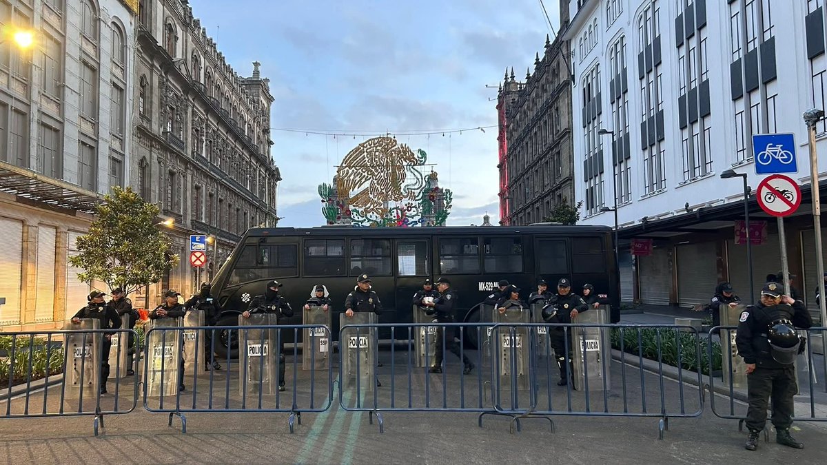 #GobMxIgnoraEstudiantes 
Denunciamos la represión del <a href="/GobiernoMX/">Gobierno de México</a> que esta mañana impidió una protesta pacífica en el Zócalo de la CDMX

Solicitan la intervención de <a href="/Claudiashein/">Claudia Sheinbaum Pardo</a>, para que les sean devueltas las casas estudiantiles que les arrebataron
#4TReprimeEstudiantesDeOax