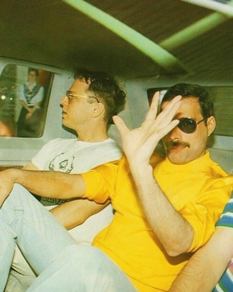 dailyonmercury's tweet photo. freddie mercury, joe fanelli and jim hutton in montreux, 1986 https://t.co/IhmRtBBE2g