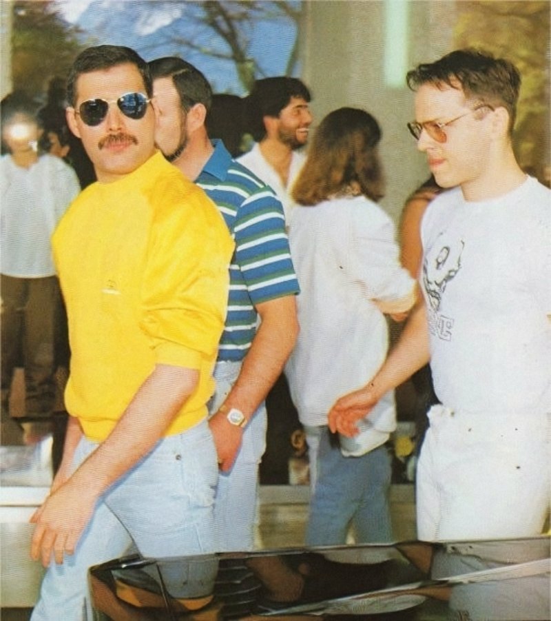 dailyonmercury's tweet photo. freddie mercury, joe fanelli and jim hutton in montreux, 1986 https://t.co/IhmRtBBE2g