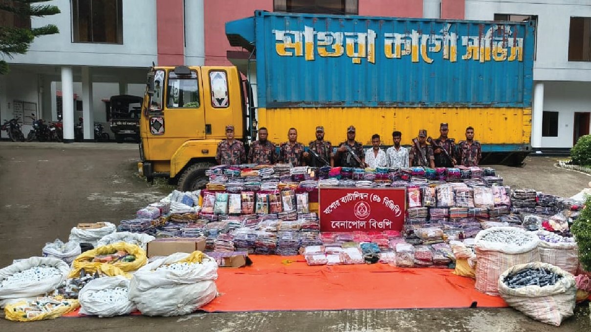 বেনাপোলে অবৈধ ভারতীয় পণ্যসহ ট্রাক জব্দ, আটক ২
