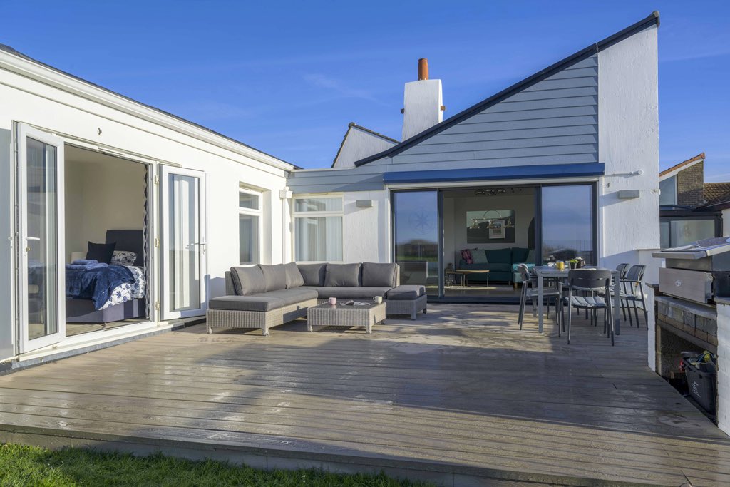 Ready to make the sea your neighbour? 🌊🌅
 
🛏️ 4 beds
🍽️ Open-plan living 
🌞 Garden with panoramic sea views
🚗 Double garage with parking
.
.
#SeasideVilla #CoastalLiving #MilfordOnSea #SeaViews #DreamHome #PropertyForSale #PropertyExperts #BeachHouse #CoastalLife