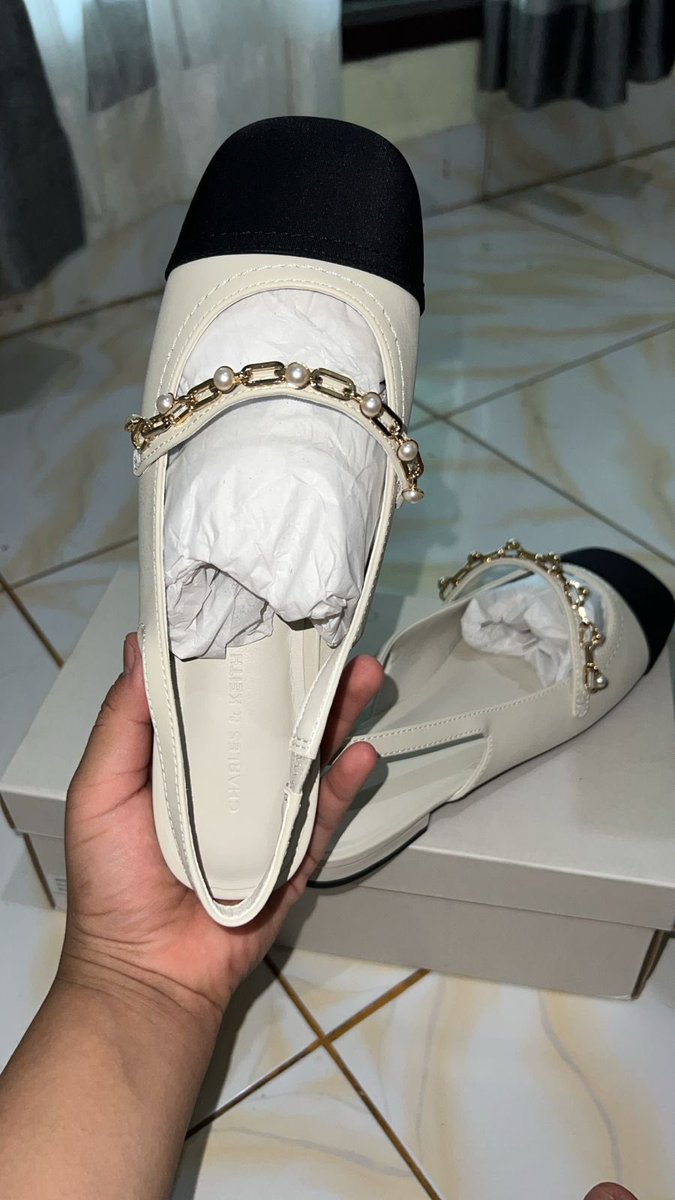 tipingky's tweet photo. JUAL FLATSHOES CHARLES &amp; KEITH

- jual harga Rp950.000 
- belum pernah dipake kecuali nyoba (dijual karna kebesaran beli lewat web) jadi masih baru banget 
- include box dan papper bag✅
- jabodetabek no ongkir
- dm for order guyss😍 https://t.co/x6KQGvXLET