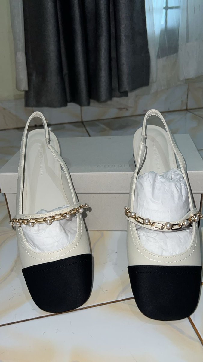 tipingky's tweet photo. JUAL FLATSHOES CHARLES &amp; KEITH

- jual harga Rp950.000 
- belum pernah dipake kecuali nyoba (dijual karna kebesaran beli lewat web) jadi masih baru banget 
- include box dan papper bag✅
- jabodetabek no ongkir
- dm for order guyss😍 https://t.co/x6KQGvXLET