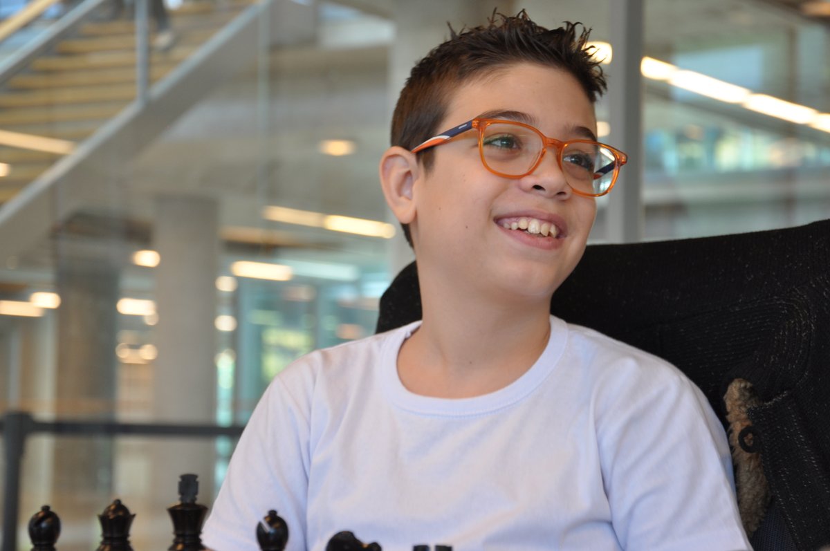 ajedrezCAIchess's tweet photo. #FaustinoOro
Sonríe  @FaustiOro 
en el torneo de Madrid "Leyendas y Prodigios" acaba de lograr su 1a norma de Gran Maestro.
Además es el ajedrecista que a más joven edad que superó los 2500 puntos de Elo.  
@FIDE_chess 
@chessclubICC 
@MyInvestorES 
@ML_Argentina https://t.co/AD1022bg5u