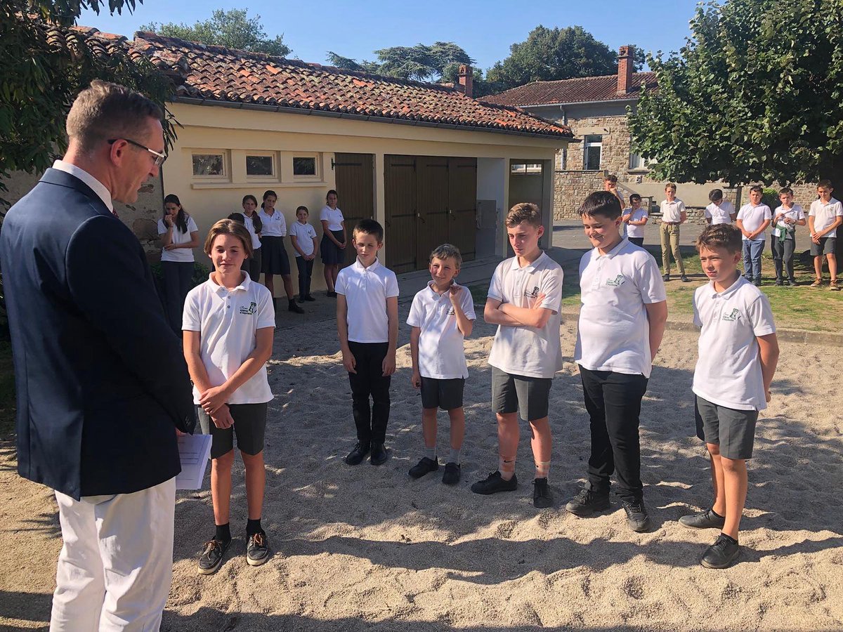 🔥 “Êtes-vous prêt à donner le bon exemple ?”  

C’est la question que l’on pose aux élèves qui vont devenir chefs d’équipe lors de leur investiture.

👫 Les équipes, c’est un point essentiel de la pédagogie ER. Les plus grands guident les plus petits !