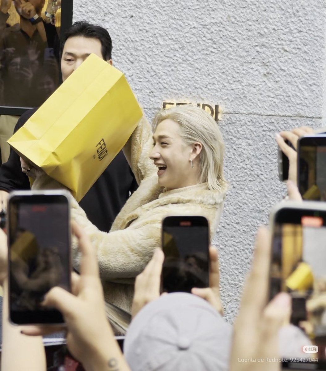 realskzoo's tweet photo. Tan lindo 💛

#BANGCHANxMFW25
#FENDISS26
#BANGCHAN @fendi https://t.co/hmLUPBcONY