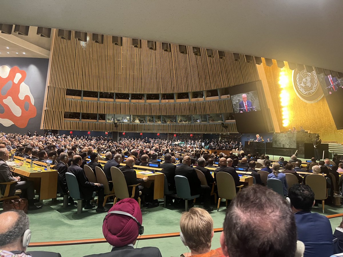 tariqahmadbt's tweet image. Listening to the President @realDonaldTrump @POTUS addressing the @UN - the teleprompter not working and escalator up broke  ( Someone’s in trouble ! ) However the General Assembly Hall is packed to the rafters - Presidents ,Prime Ministers , Royalty, Foreign Ministers and more -…