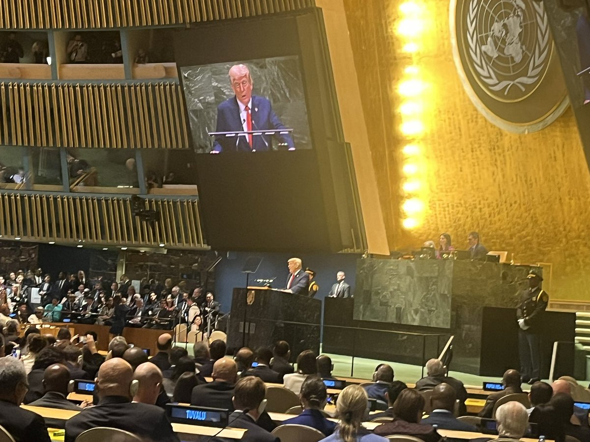 tariqahmadbt's tweet image. Listening to the President @realDonaldTrump @POTUS addressing the @UN - the teleprompter not working and escalator up broke  ( Someone’s in trouble ! ) However the General Assembly Hall is packed to the rafters - Presidents ,Prime Ministers , Royalty, Foreign Ministers and more -…
