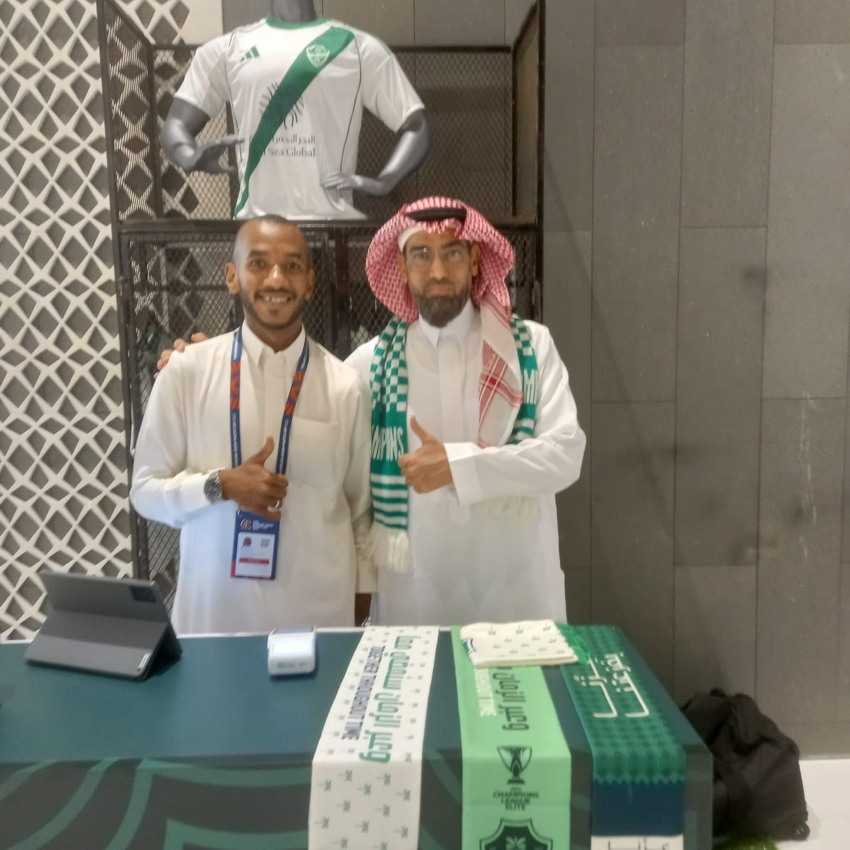 مع أحد موظفي متجر #الأهلي 💚

#الاهلي_بيراميدز 
#كأس_القارات 
-