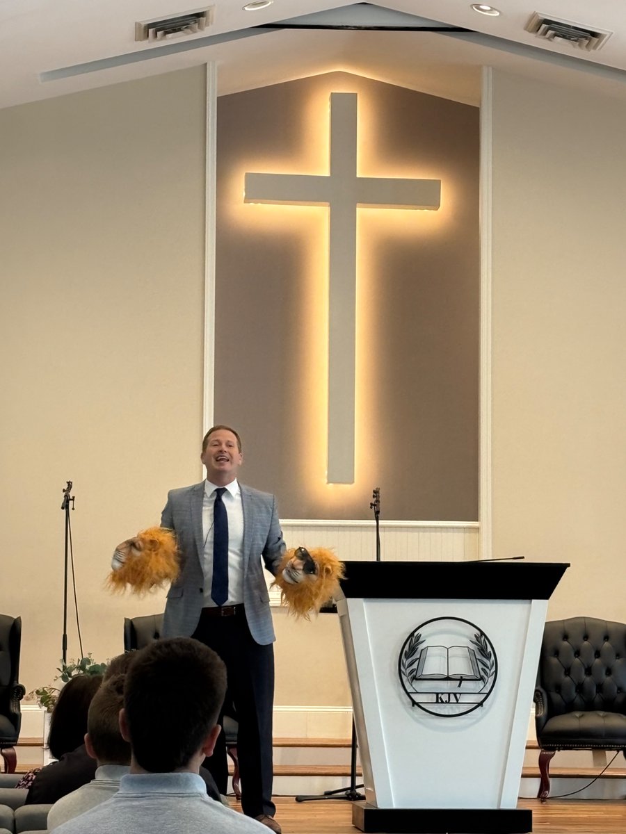 pathiggins23's tweet image. I appreciate @DennisHigginsJr preaching in chapel about being, “Bold As A Lion.”
I watched him live this as a teenager in Philly, and it impacted my life greatly. 
Anyone can choose to be bold in a righteous way!