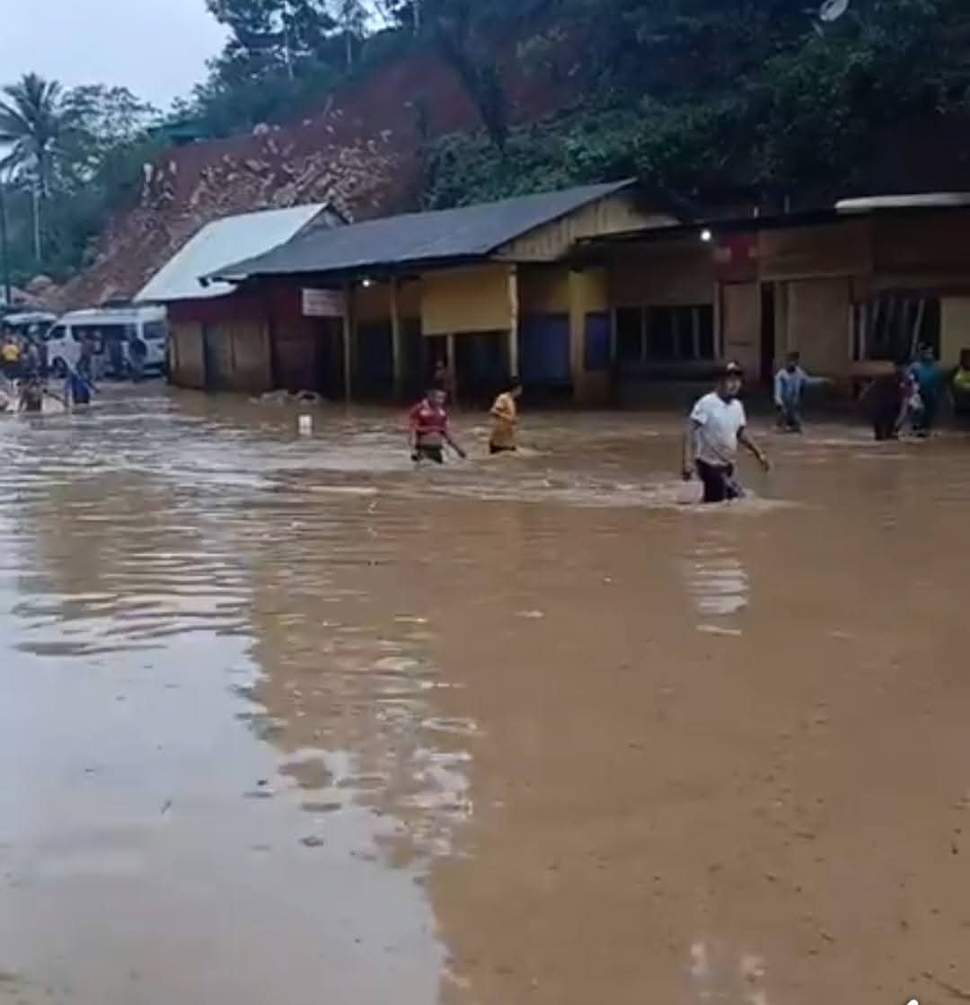 ErickFetzer's tweet photo. Que decepción 😡 sin el apoyo del Gobierno de Bernardo Arévalo, una ruta en abandono que hoy se encuentra inundada y colapsada a la altura de Aldea Secocpur de Cobán, A.V. Comunitarios arriesgado sus vidas brindan apoyo a vehículos y ciudadanos para cruzar la inundación. https://t.co/47rDTdcRnR