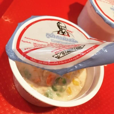 Proslýchá se, že KFC do nabídky přidalo salát z tuňáka.

(Tenhle je sice z Thajska z roku 2015, ale to se přelepí.)