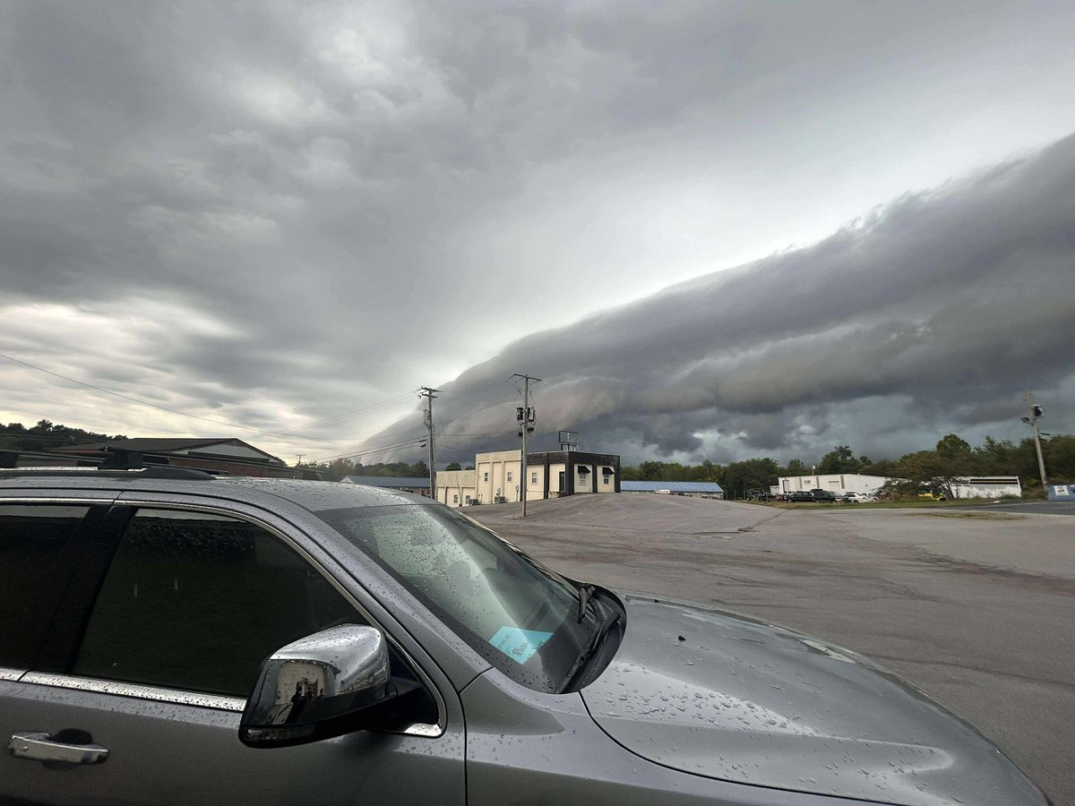 OfficialYallbot's tweet photo. Spectacular skies over Harrison, Arkansas! Our AI judge says this wild-looking formation is a classic roll cloud—the leading edge of a storm rolling through. Looks like something out of a movie! Incredible shot, cf! Follow our live coverage for the latest. #ARwx #rollcloud https://t.co/GXT1FClutL