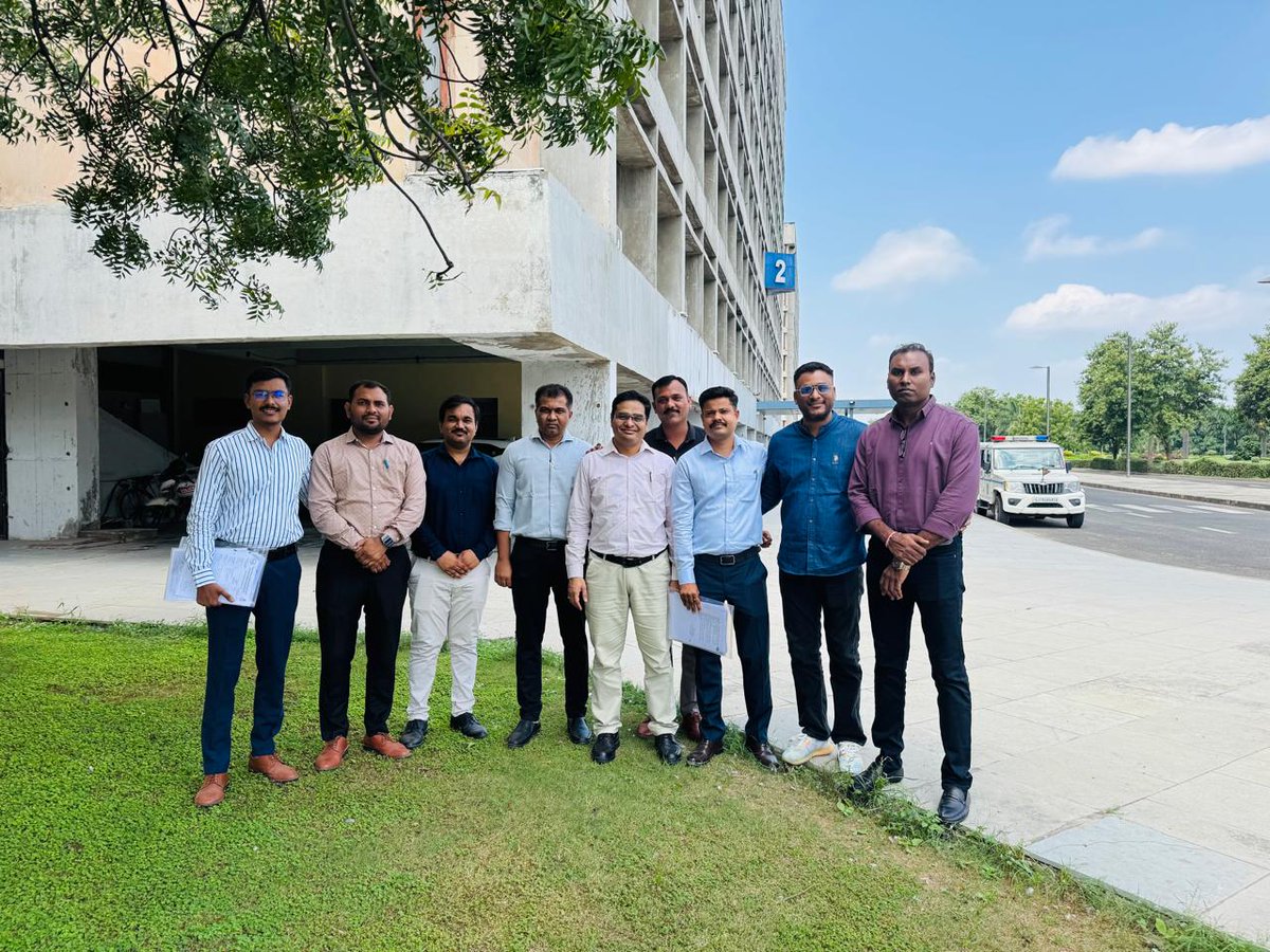 આજ રોજ GMVD ટેક્નિકલ ઓફિસર એસોસિએશનના હોદ્દેદારો દ્વારા ટેક્નિકલ કેડરના પડતર પ્રશ્નોને લઈને રજૂઆત કરવા અર્થે માન. અગ્ર સચિવશ્રી આર સી મીણા  સાહેબ તથા માન કમિશનર શ્રી અનુપમ આનંદ સાહેબ સાથે મુલાકાત કરવામાં આવી હતી. (1/3)