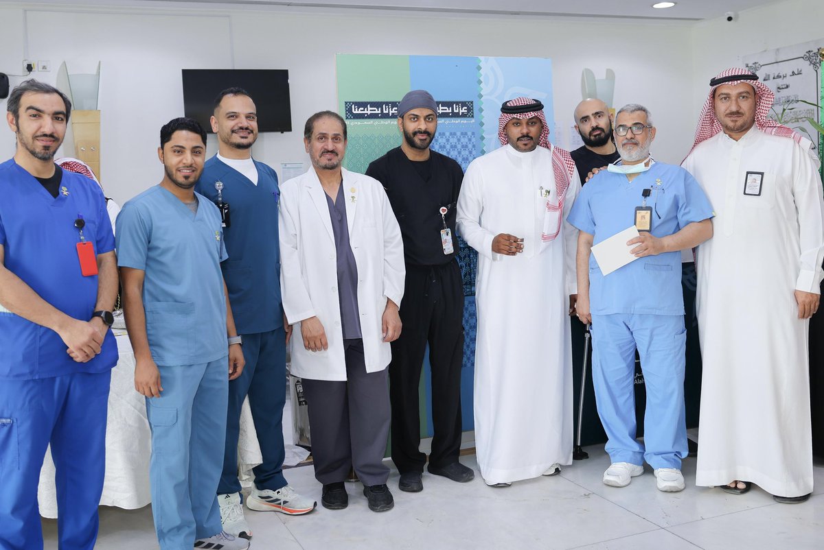 AlAhsaHC's tweet photo. في أجواء من الفرح والاعتزاز، احتفل مستشفى الملك فيصل العام مع منسوبيه والمرضى المنومين بمناسبة #اليوم_الوطني_95 مجسدًا روح الانتماء والوطنية تحت راية الوطن المعطاء. 
#عزنا_بطبعنا https://t.co/2t6xkiVCNS