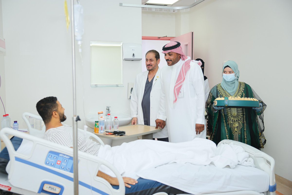 AlAhsaHC's tweet photo. في أجواء من الفرح والاعتزاز، احتفل مستشفى الملك فيصل العام مع منسوبيه والمرضى المنومين بمناسبة #اليوم_الوطني_95 مجسدًا روح الانتماء والوطنية تحت راية الوطن المعطاء. 
#عزنا_بطبعنا https://t.co/2t6xkiVCNS