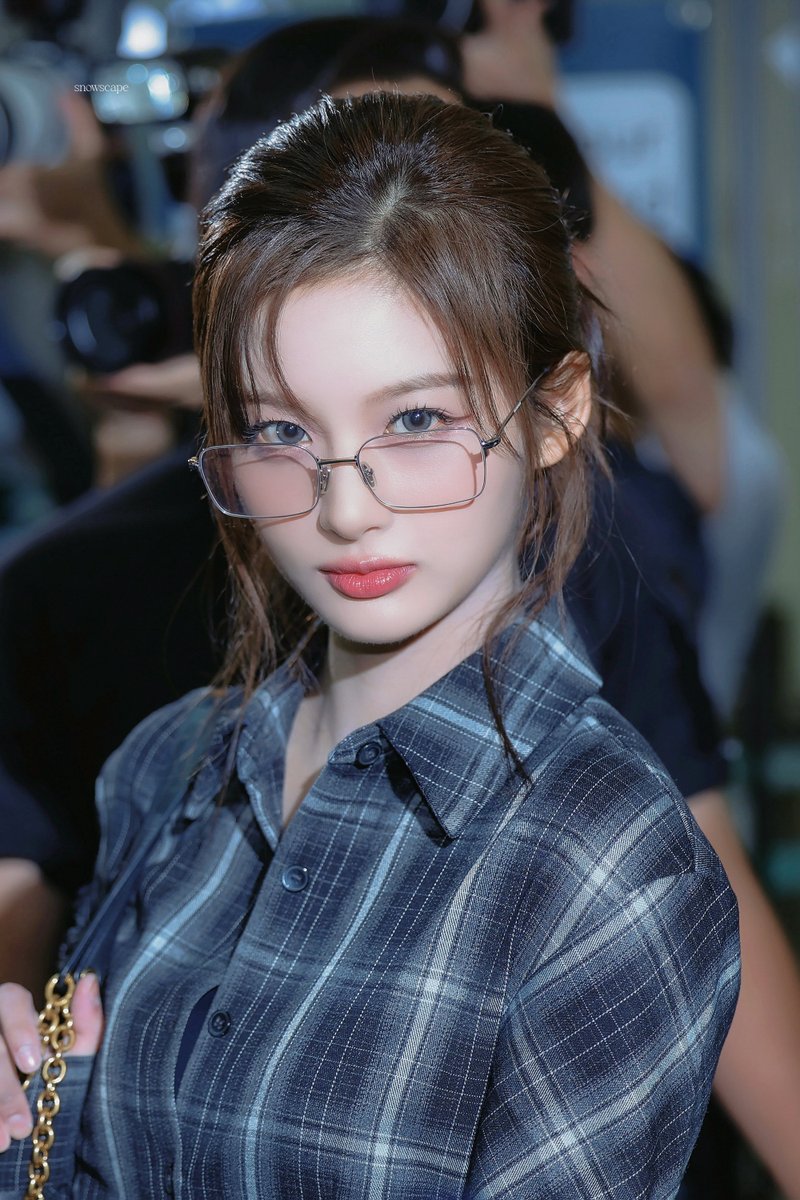 공항에서 포착된 NMIXX 설윤