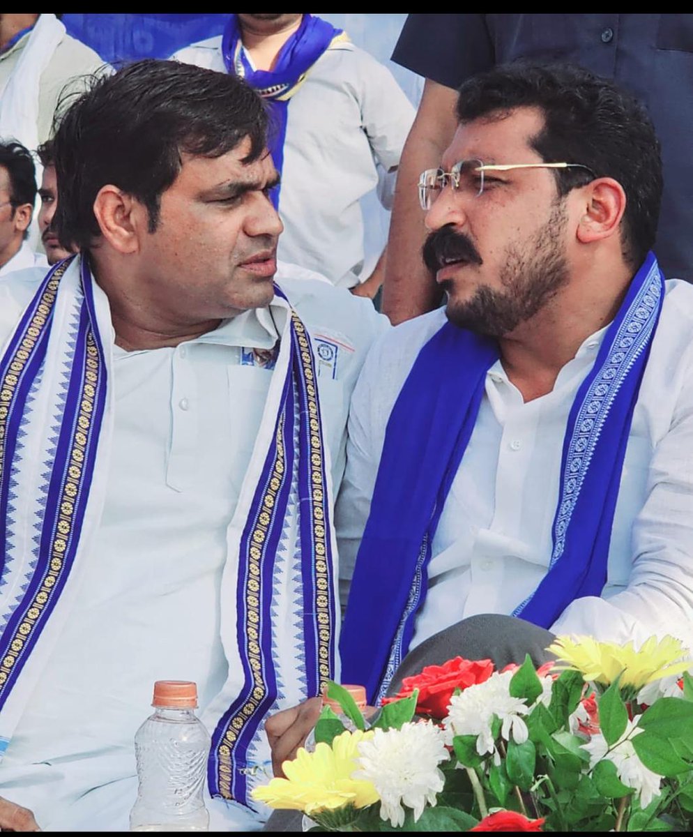 बड़ी खबर -

आजाद समाज पार्टी के राष्ट्रीय महासचिव व गुर्जर स्वाभिमान संघर्ष समिति के राष्ट्रीय अध्यक्ष <a href="/Ravinder_ASPK/">Ravindra Bhati Gurjar</a> जी ने मेरठ जेल में भूख हड़ताल शुरू कर दी है 

उत्तर प्रदेश सरकार को अपनी तानाशाही बंद करनी होगी। मैं <a href="/dgpup/">DGP UP</a> से निवेदन करता हूं कि रविंदर भाटी जी सहित सभी गुर्जर
