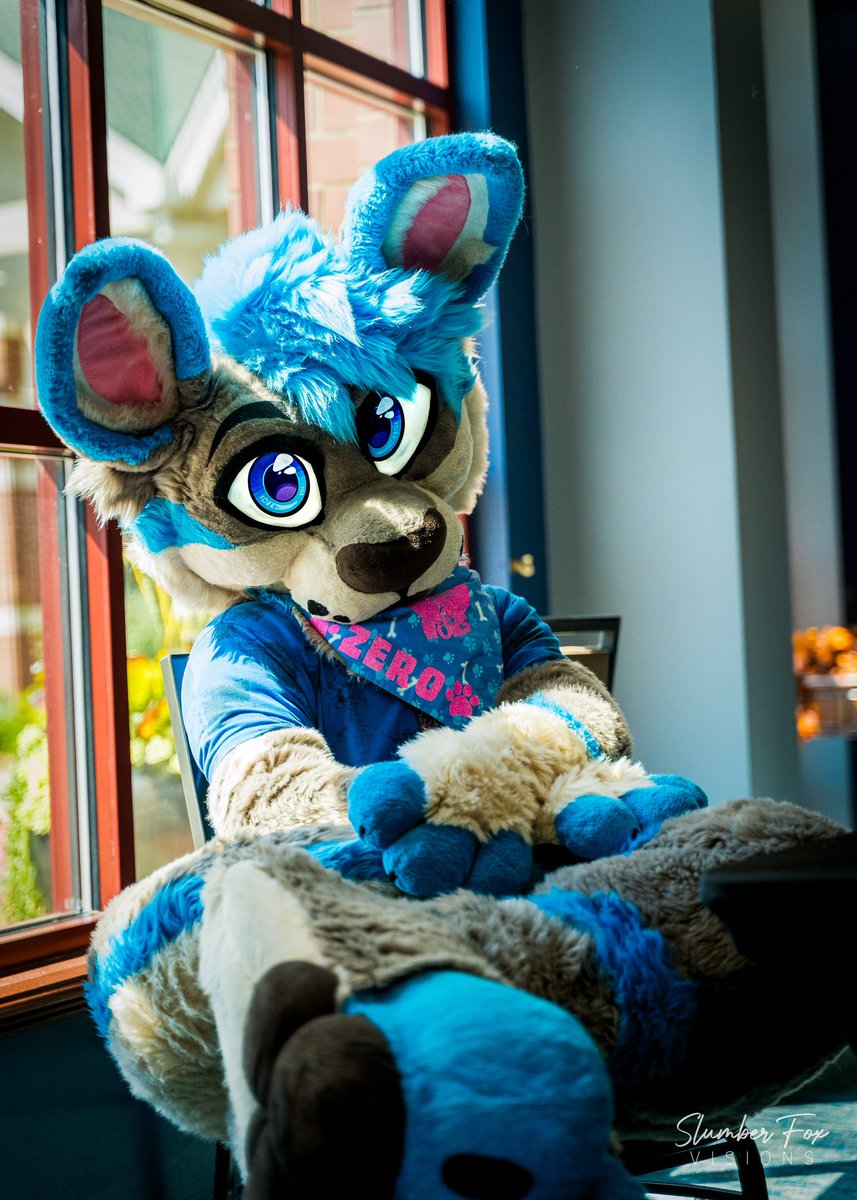 What if we locked eyes across the room at the convention 😳😳

(I have no idea who’s actually making eye contact with me and am actually looking 30 degrees to the right but it looks like I’m looking at you)

📸: <a href="/SFV_Photography/">Slumber Fox Visions</a>
