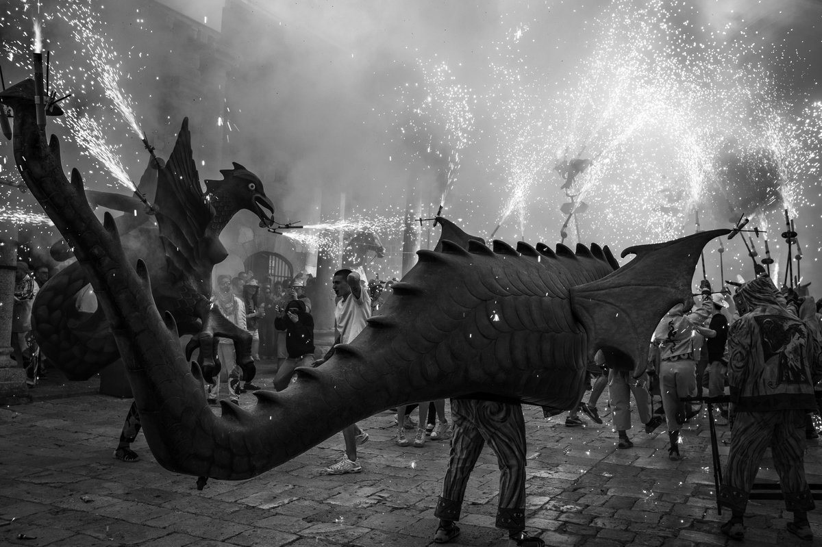 Tastet de foc i espurnes!

De l'Anada a Ofici amb el Seguici Popular!
<a href="/DracSantRocTgn/">Drac de Sant Roc de Tarragona</a> <a href="/BallDiablesTgn/">Ball de Diables de Tarragona</a> <a href="/diablesvoramar/">Diables Voramar - Víbria de Tarragona</a> <a href="/SantateclaTGN/">Santa Tecla Tarragona</a>
#Photography ©️PepEscoda
Membre de <a href="/photokm0/">PhotoKm0</a> · #Tarragona <a href="/PhotographicSV/">Photographic Social Vision</a> #Barcelona 
#SantaTecla25 #SantaTecla2025