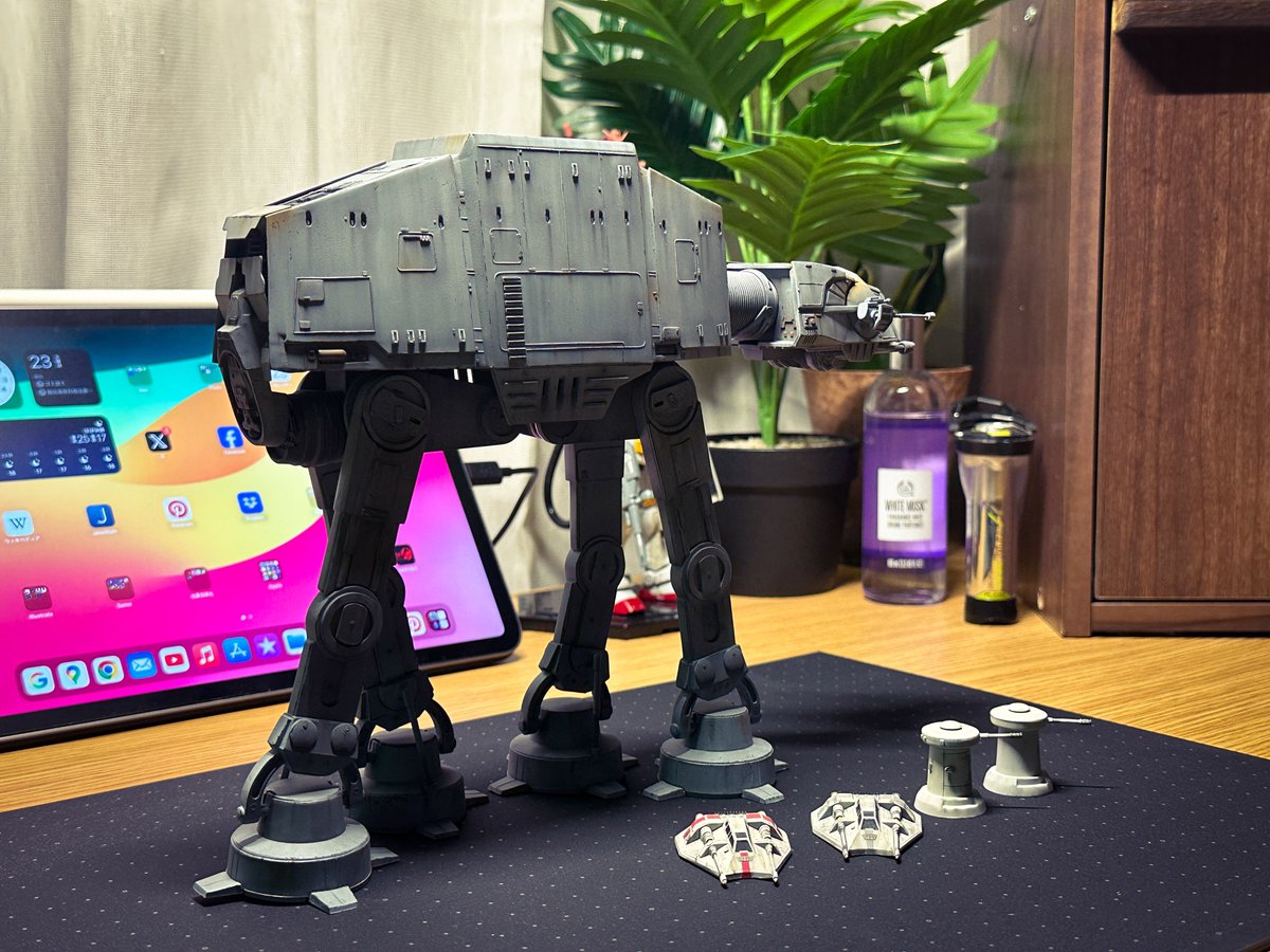 Ani_Kuzunishi's tweet image. 飽きずに眺めている。梱包する前に太陽光の下で写真撮りたいな。
#mpc #StarWars #ATAT #製作代行