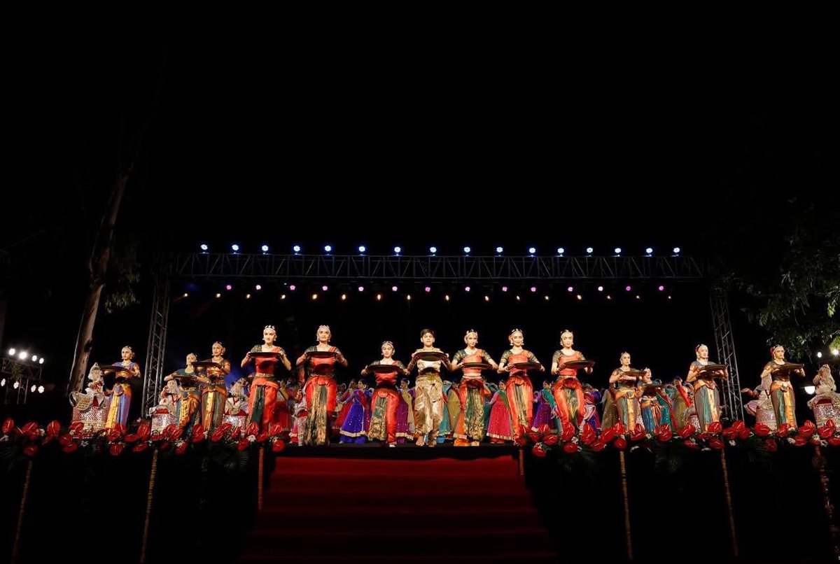 Sharing some pics from “Shashvat Nartana” #kuchipudi concert by Raja Radha Reddy Troupe..
.
.
.
#NatyaTarangini #rajaradhareddy #dance #indianclassicaldance 
#indianclassical #concert #Performance #dancer #rajaradhareddytroupe