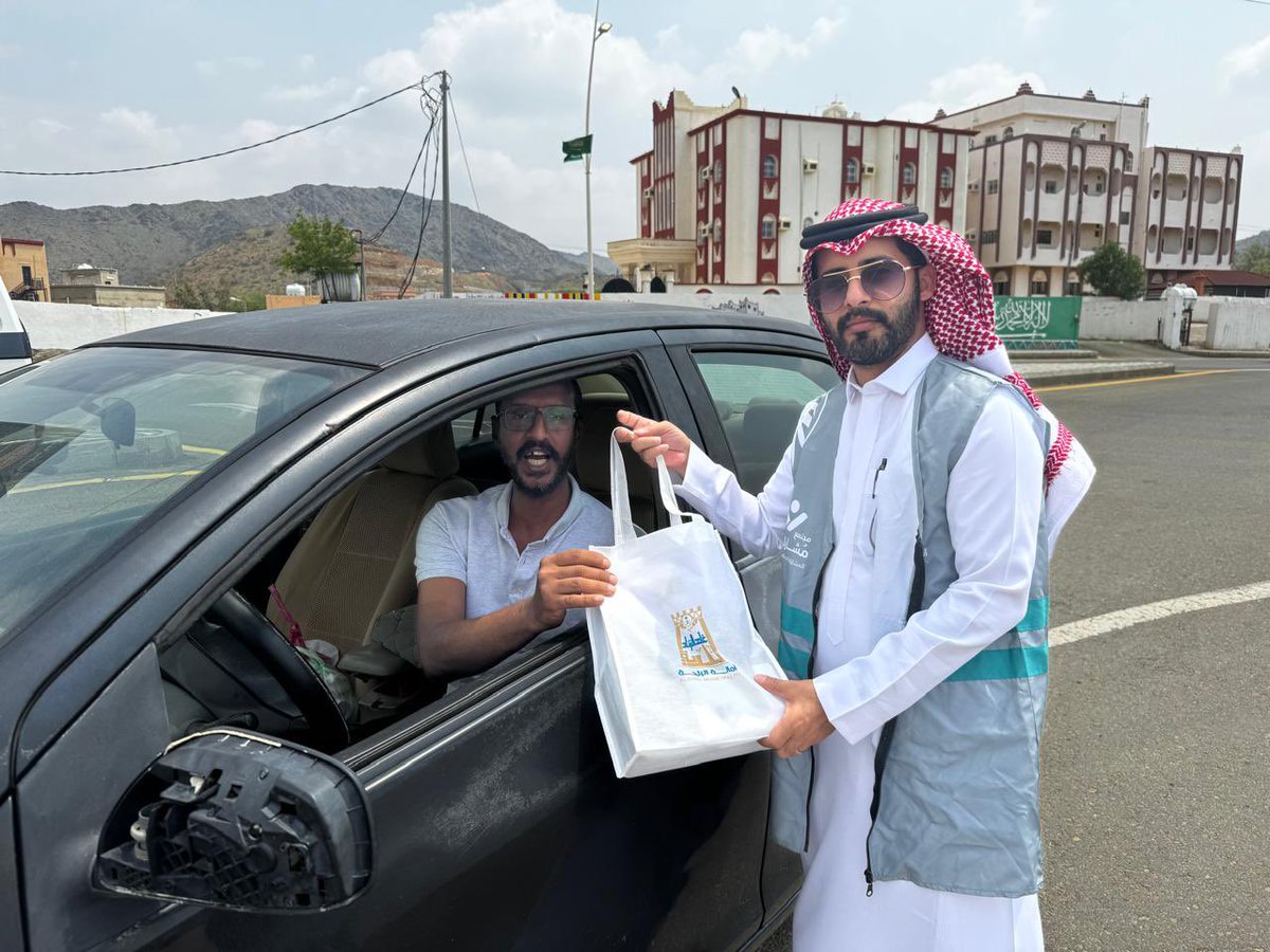 mun_gh_alzinad's tweet photo. احتفاءً بـ #اليوم_الوطني_السعودي_95 
قامت  #بلدية_محافظة_غامد_الزناد
بتوزيع الهدايا في الحدائق والميادين والطرق بالمحافظة والمراكز التابعه

#وزارة_البلديات_والإسكان 
#أمانة_منطقة_الباحة
#الباحة_تحتفل_باليوم_الوطني https://t.co/9QPhQgX4xH