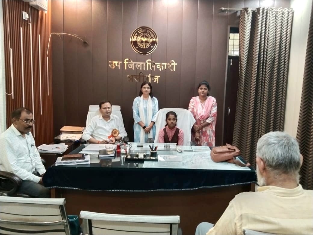मिशन शक्ति 5.0 के अंतर्गत आज जनपद एटा में कक्षा-8 की छात्रा कु. ईशा ने तहसील अलीगंज में एक दिन की एसडीएम बनकर दायित्व संभाला।

यह पहल बालिकाओं को नेतृत्व के अवसर प्रदान कर उनकी निर्णय क्षमता, आत्मविश्वास और प्रशासनिक समझ को नई दिशा दे रही है।

#MissionShaktiForEducation