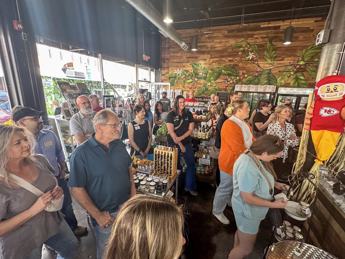 SGFChamber's tweet image. 🎉 A big welcome to Ozarks Farm Stop on their Grand Opening!

They offer local produce, meats, dairy &amp;amp; artisan goods, plus a shared-use kitchen for producers to grow &amp;amp; collaborate.

Thank you to our 2025 Ribbon Cutting Sponsor, @midwestfamsgf! 

#RibbonCutting 
#SpringfieldMO