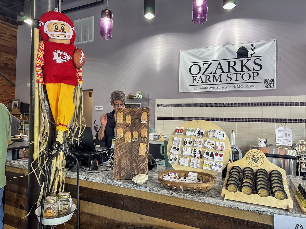 SGFChamber's tweet image. 🎉 A big welcome to Ozarks Farm Stop on their Grand Opening!

They offer local produce, meats, dairy &amp;amp; artisan goods, plus a shared-use kitchen for producers to grow &amp;amp; collaborate.

Thank you to our 2025 Ribbon Cutting Sponsor, @midwestfamsgf! 

#RibbonCutting 
#SpringfieldMO
