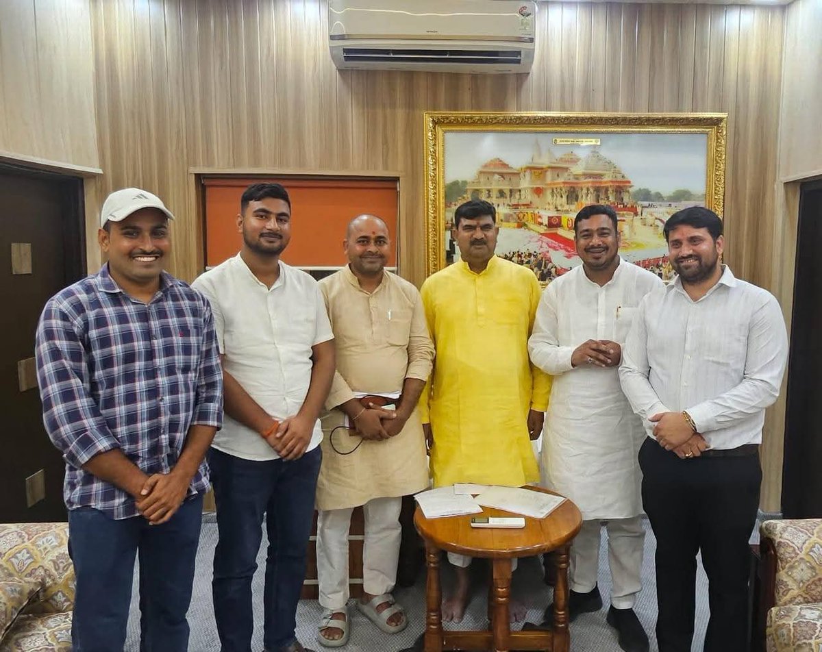 नमो युवा रन मैराथन के सफलतापूर्वक संपन्न होने पर युवा कार्यकर्ता साथियों के साथ हम लोगों के मार्गदर्शक, अभिभावक उत्तरप्रदेश भाजपा के महामंत्री संगठन आदरणीय <a href="/idharampalsingh/">Dharampal Singh</a>  जी भाईसाहब से मिलकर कार्यक्रम के सफल होने की बधाई और आशीर्वाद प्राप्त किया।
#NamoYuvaRun