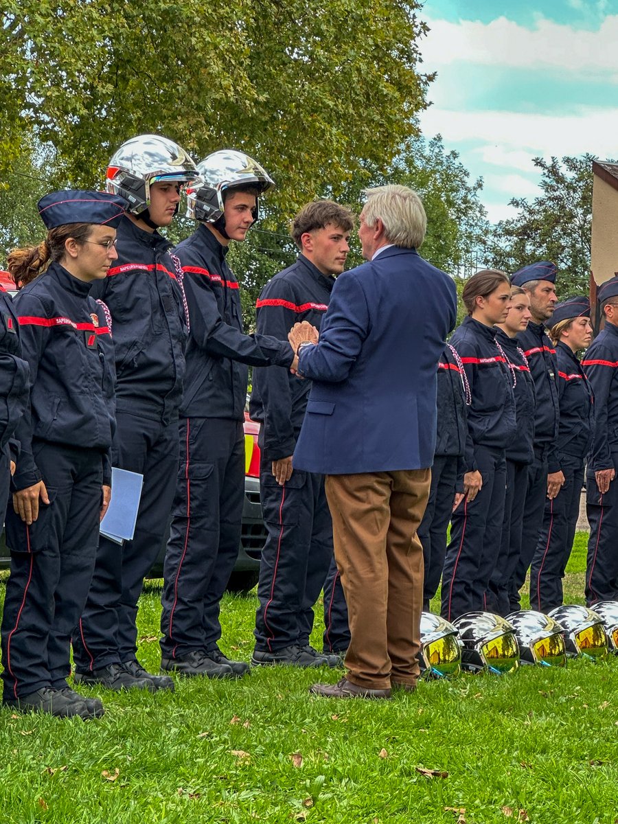 SDIS58's tweet image. 🚒 Cérémonie des Jeunes Sapeurs-Pompiers à La Machine 🚒

En présence de Michel MULOT (PCASDIS), du Colonel Philippe VARLET (DDASIS) et du Capitaine Mickaël MAUNOIR (PUD) : remise des casques aux 10 anciens JSP, désormais SPV, et des galons de 1ère année pour les 16 nouveaux. 👏