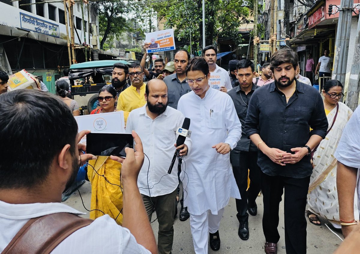 SinghShaktiBJP's tweet image. आज सिलीगुड़ी मे’शारदीय नवरात्रि’ के द्वितीय दिवस पर दार्जिलिंग से माननीय लोकसभा सांसद, राष्ट्रीय महासचिव भाजयुमो  मित्र राजू बिष्ट जी के साथ आज दार्जिलिंग में Next Gen GST के संदर्भ में व्यापारी बंधुओं एवं उपभोक्ताओं से संवाद किया और उन्हें शुभकामना दिया।

आदरणीय प्रधानमंत्री…