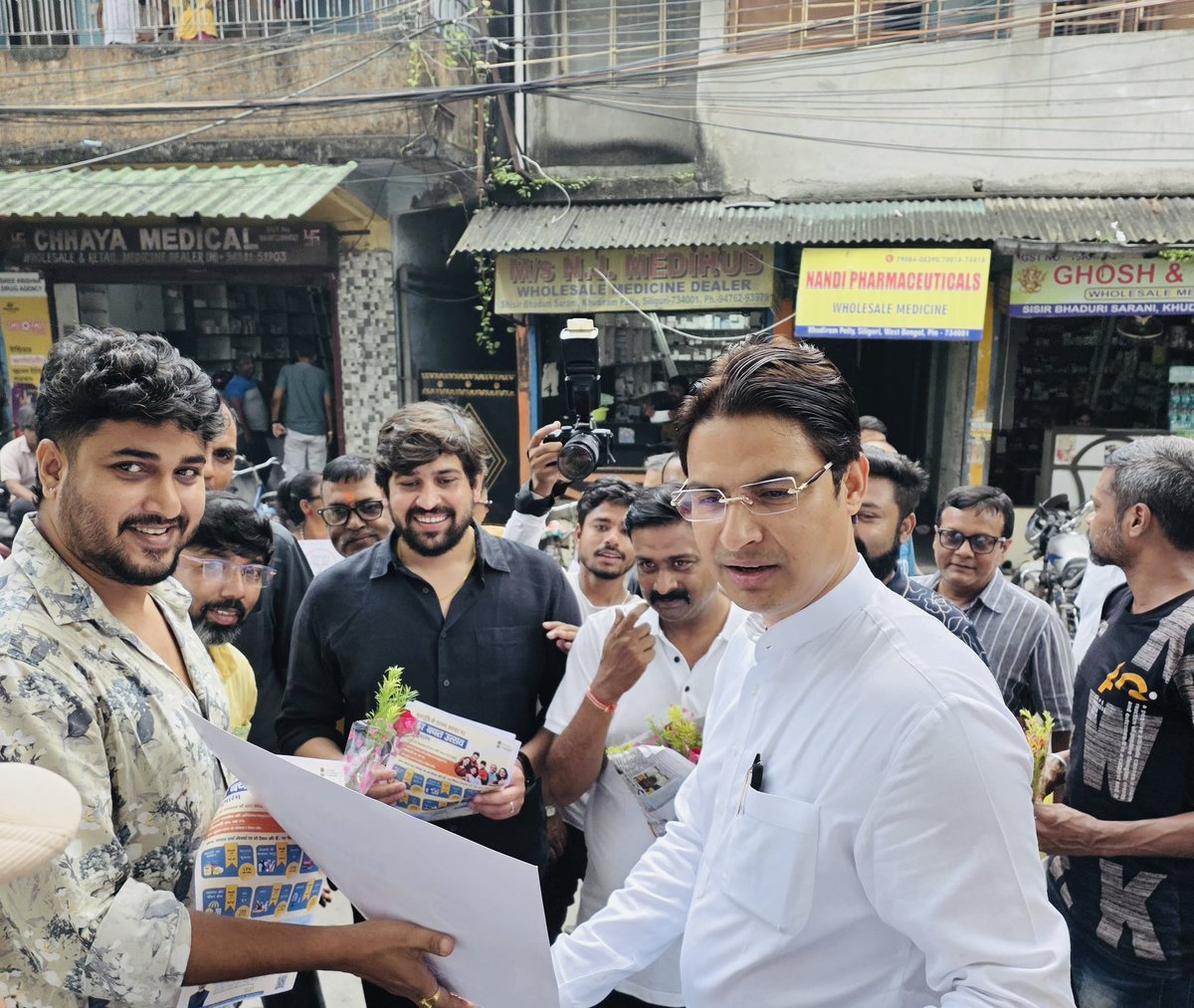 SinghShaktiBJP's tweet image. आज सिलीगुड़ी मे’शारदीय नवरात्रि’ के द्वितीय दिवस पर दार्जिलिंग से माननीय लोकसभा सांसद, राष्ट्रीय महासचिव भाजयुमो  मित्र राजू बिष्ट जी के साथ आज दार्जिलिंग में Next Gen GST के संदर्भ में व्यापारी बंधुओं एवं उपभोक्ताओं से संवाद किया और उन्हें शुभकामना दिया।

आदरणीय प्रधानमंत्री…